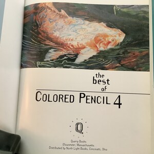 K&ouml;nnte beinhalten: Das Cover des Buches The Best of Colored Pencil 4 zeigt ein farbenfrohes Gem&auml;lde eines Fisches, der im Wasser schwimmt. Das Buch wird von Quarry Books herausgegeben und von North Light Books vertrieben.