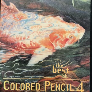 K&ouml;nnte beinhalten: Das Cover des Buches "The best of colored pencil 4" zeigt einen bunten Fisch, der im Wasser schwimmt. Das Cover ist ein Aquarellbild mit einem dunklen Hintergrund und einem hellorangen Fisch.