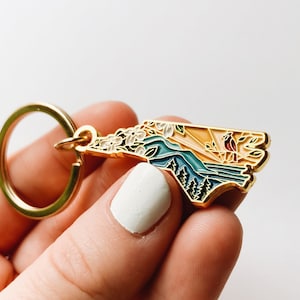 North Carolina Gold Enamel Keychain | North Carolina Outline Key Ring | Soft Enamel Illustrated State Keychain 1.5"