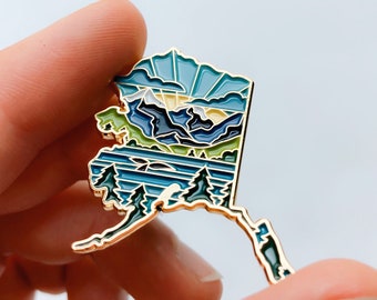 Alaska Smalto Pin / Gold Soft Enamel Pin / Illustrated United State Pin / Chiusura a farfalla / 1,25"