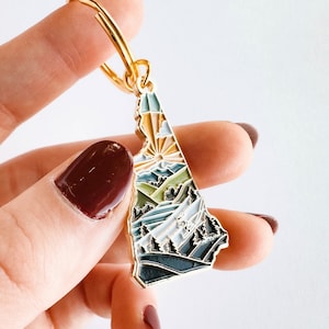 New Hampshire Soft Enamel Keychain | New Hampshire Outline Key Ring | Illustrated State Keychain 1.5&quot;