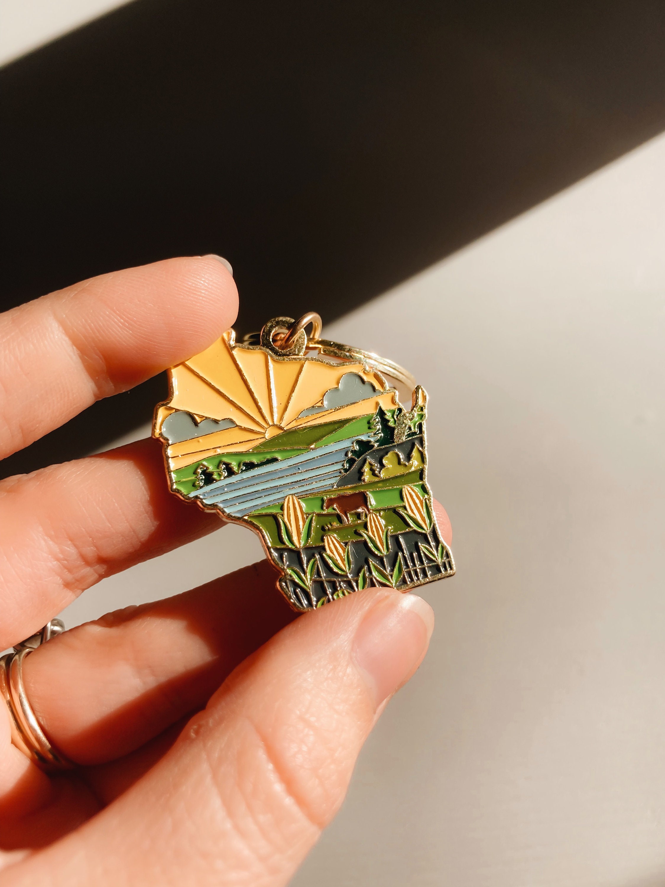 Wisconsin Soft Enamel Keychain 1.5&quot; | Wisconsin Outline Key Ring | Illustrated State Keychain
