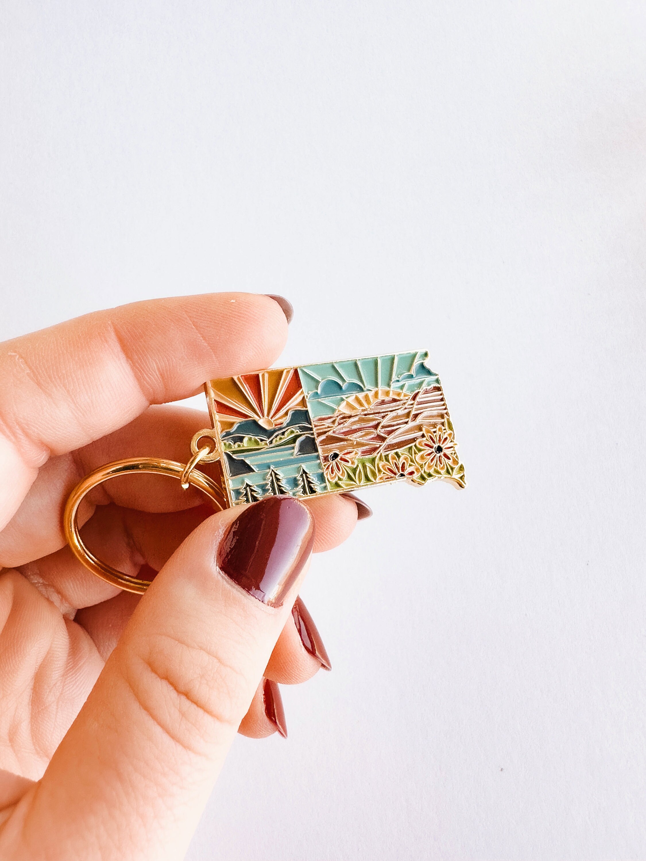 South Dakota Soft Enamel Keychain | South Dakota Outline Key Ring | Illustrated State Keychain 1.5&quot;