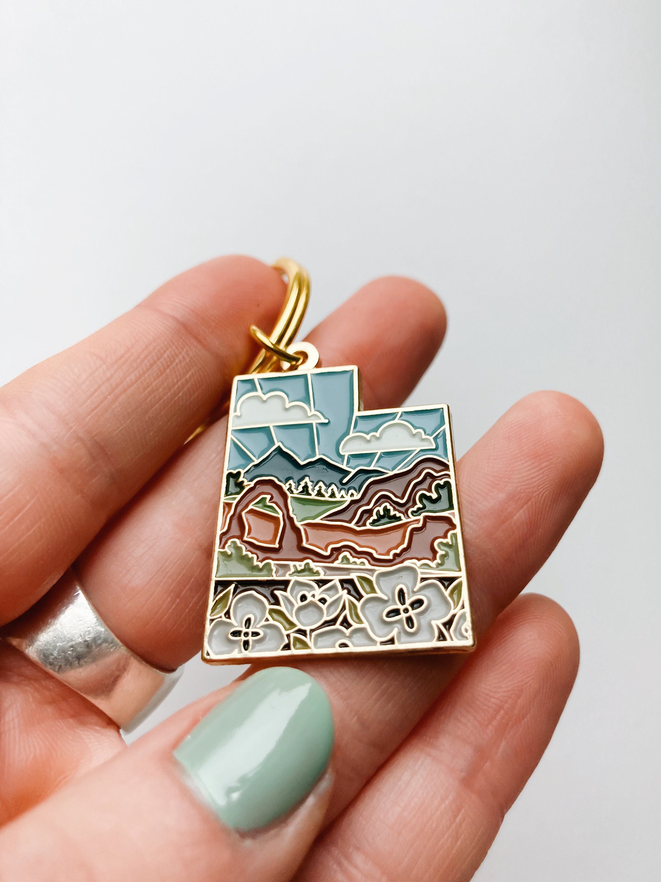 Utah Gold Enamel Keychain | Utah Outline Key Ring | Soft Enamel Illustrated State Keychain 1.5&quot;