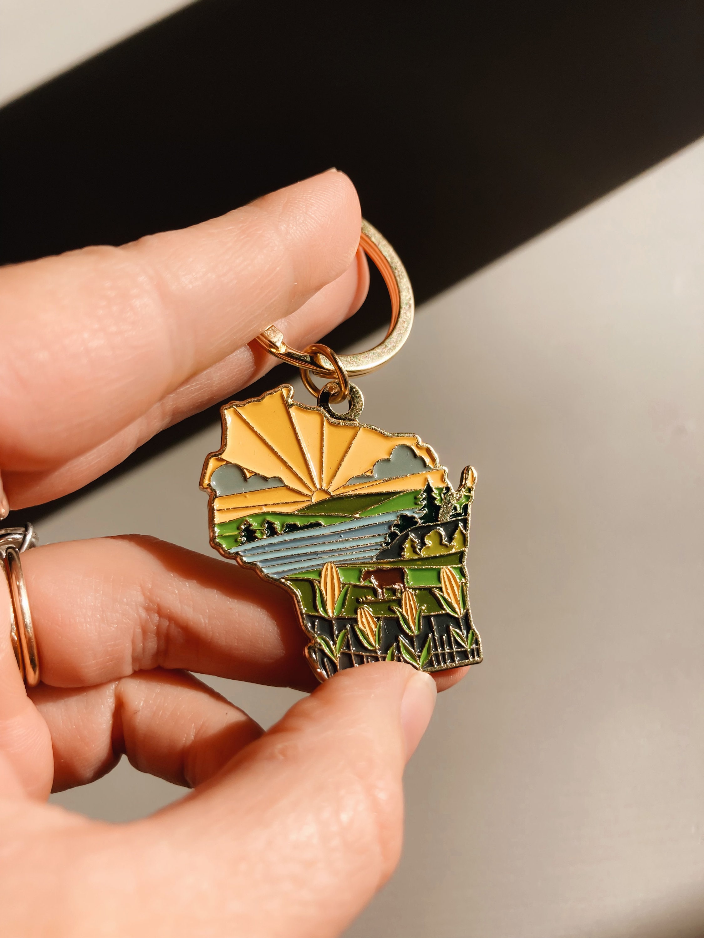 Wisconsin Soft Enamel Keychain 1.5&quot; | Wisconsin Outline Key Ring | Illustrated State Keychain