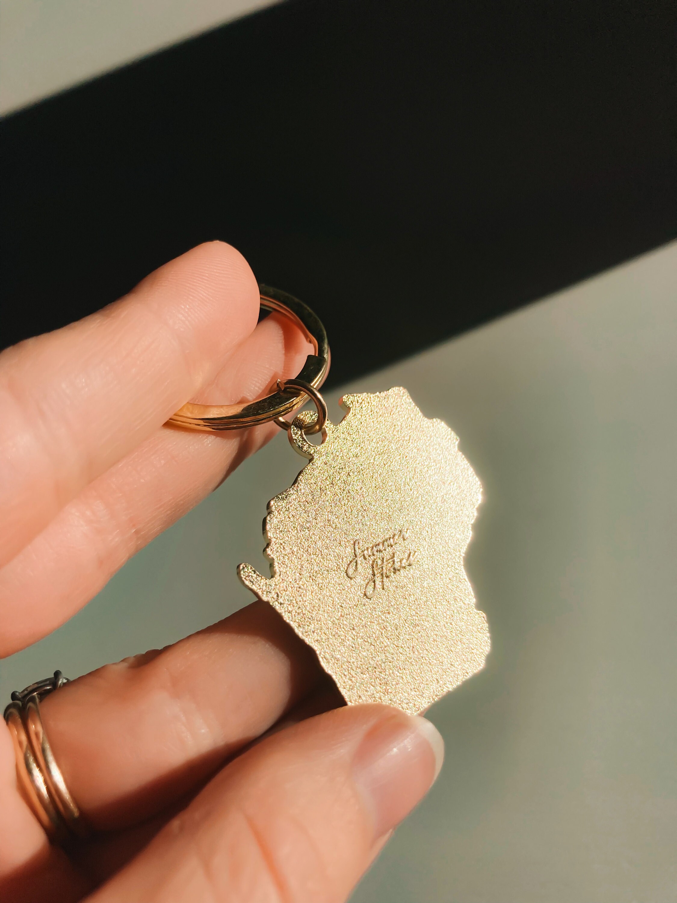 Wisconsin Soft Enamel Keychain 1.5&quot; | Wisconsin Outline Key Ring | Illustrated State Keychain