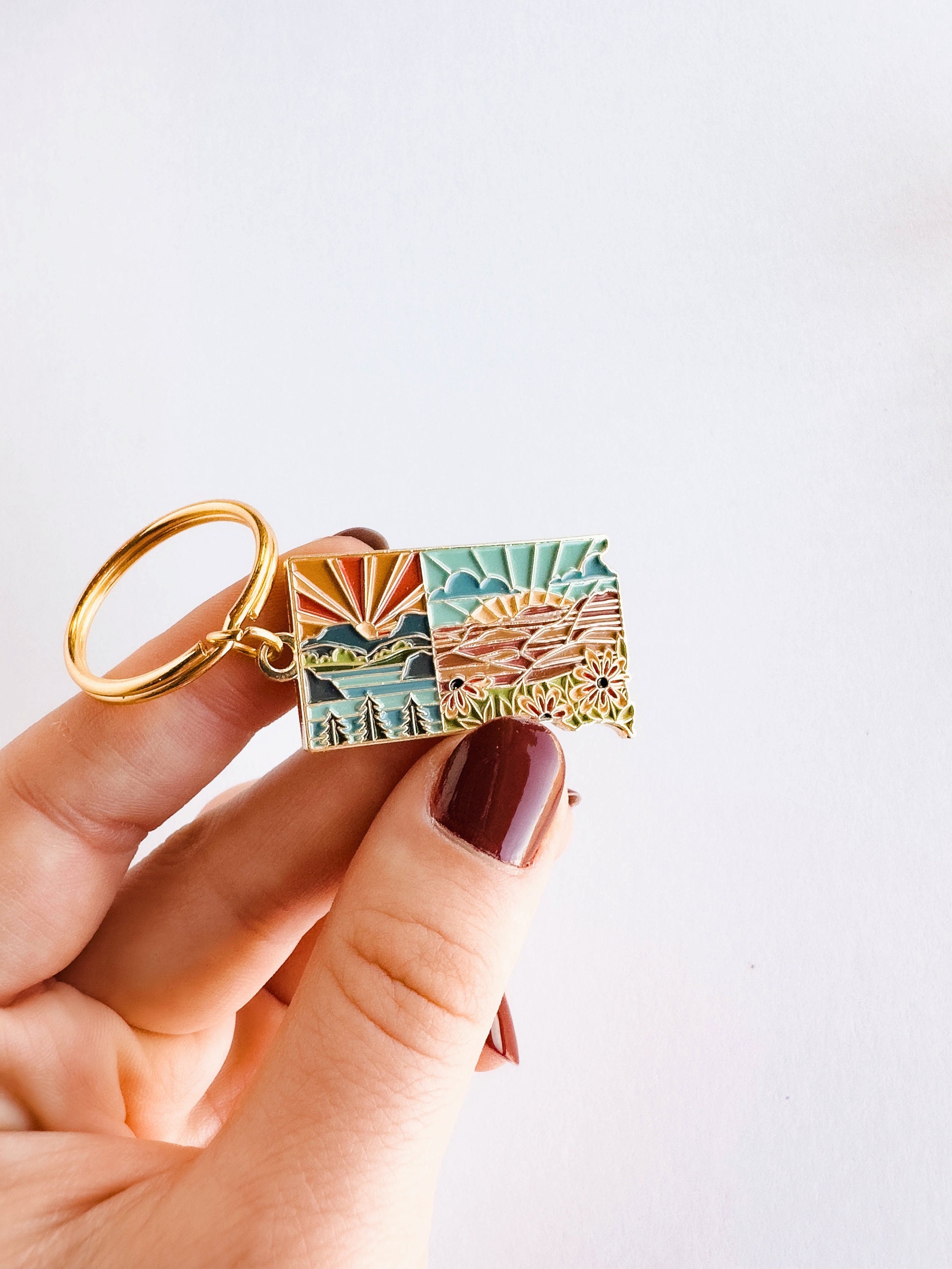 South Dakota Soft Enamel Keychain | South Dakota Outline Key Ring | Illustrated State Keychain 1.5&quot;
