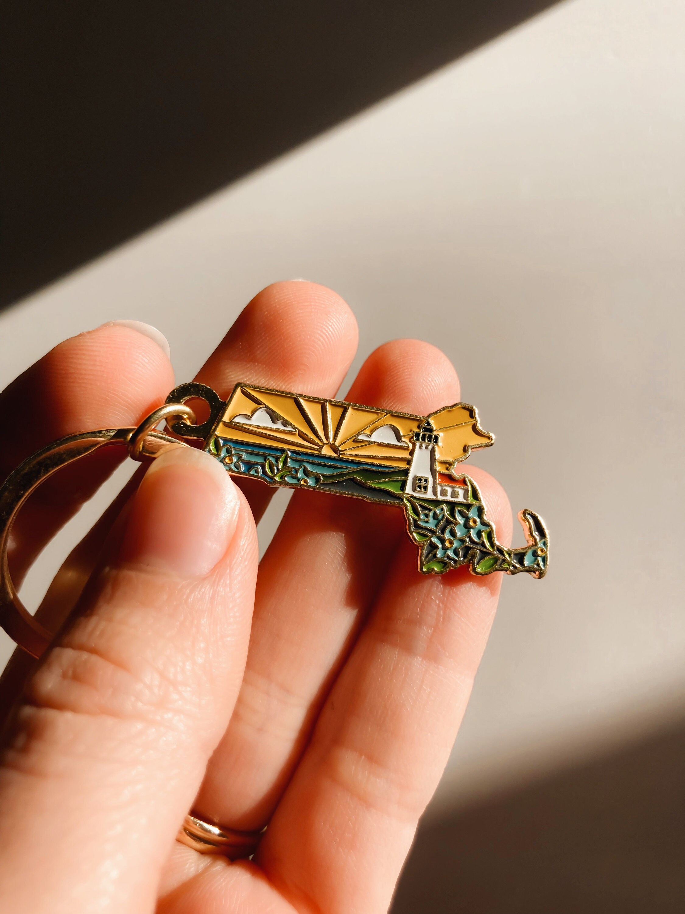 Massachusetts Enamel Keychain | Massachusetts Outline Key Ring | Illustrated State Keychain | 1.5&quot;