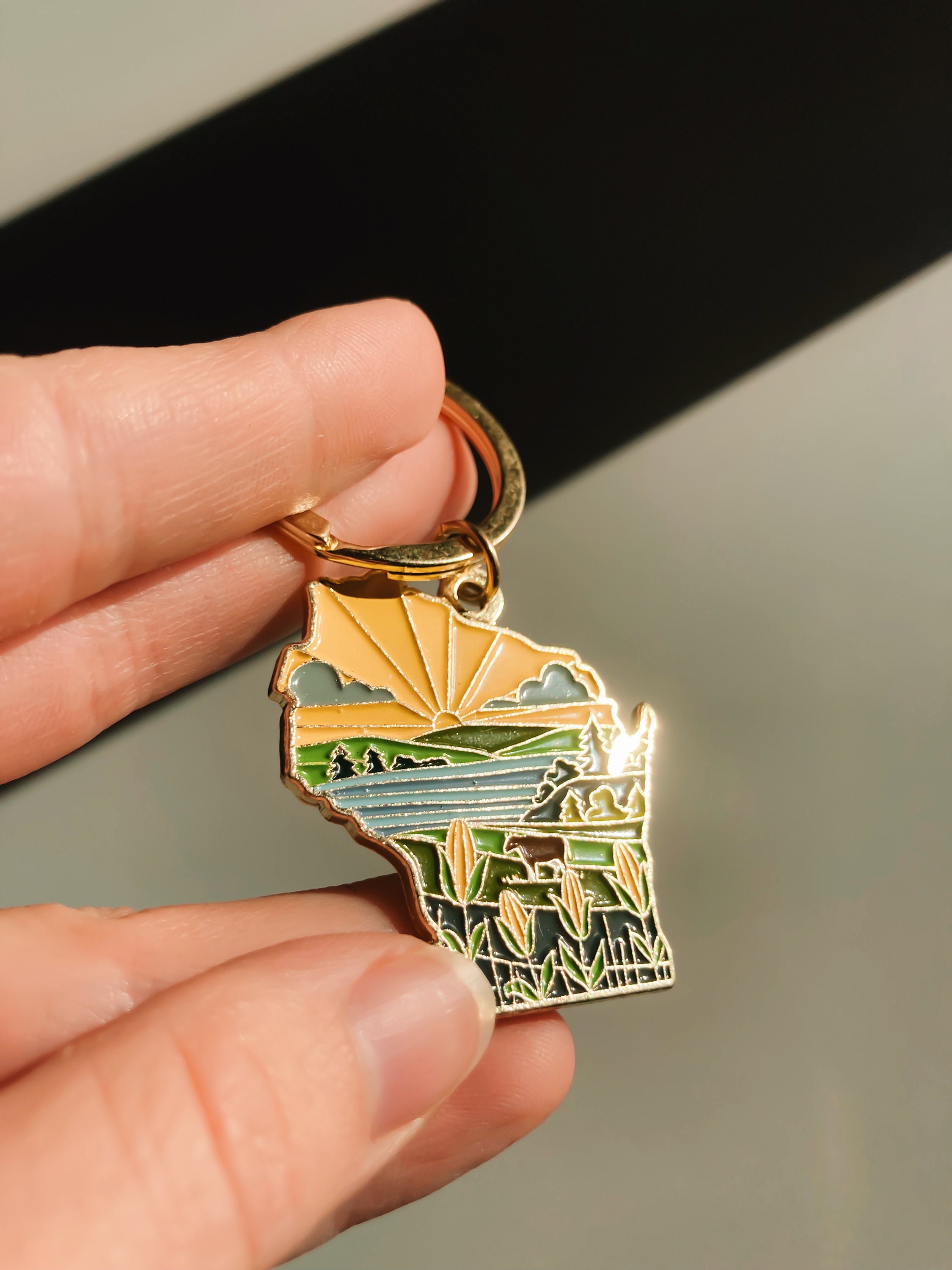 Wisconsin Soft Enamel Keychain 1.5&quot; | Wisconsin Outline Key Ring | Illustrated State Keychain