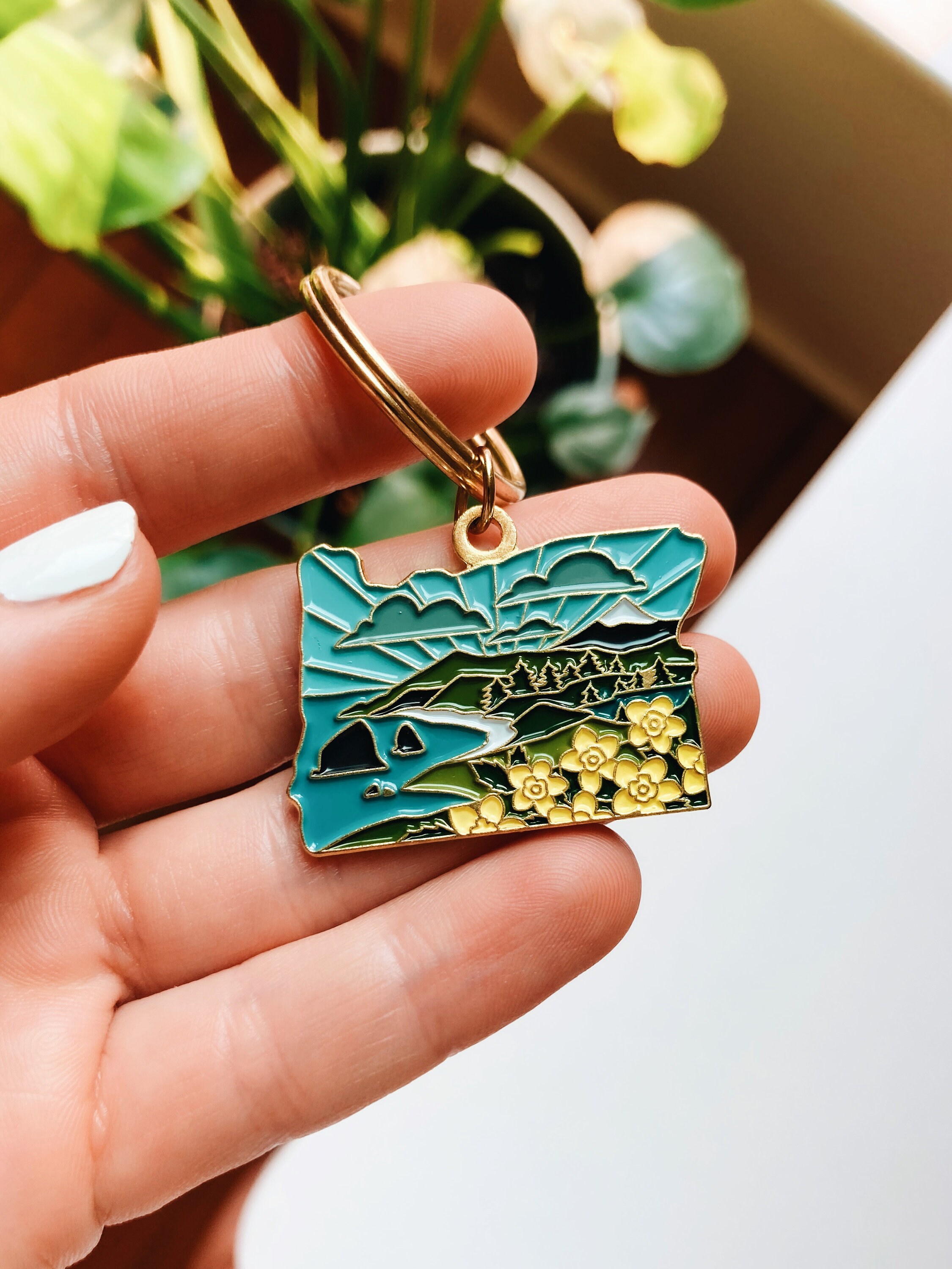 Oregon Gold Enamel Keychain | Oregon Outline Key Ring | Soft Enamel Illustrated State Keychain 1.5&quot;