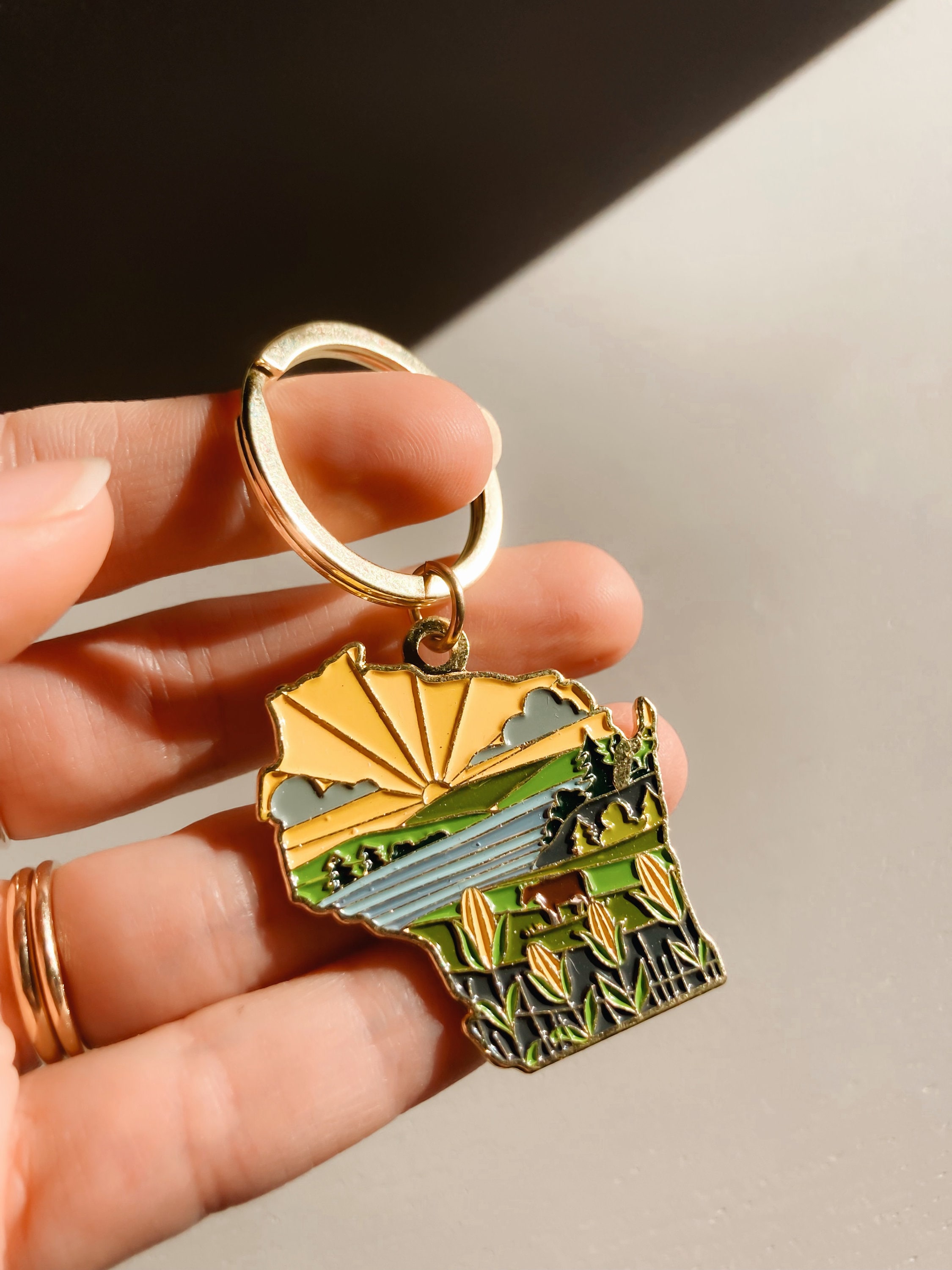 Wisconsin Soft Enamel Keychain 1.5&quot; | Wisconsin Outline Key Ring | Illustrated State Keychain