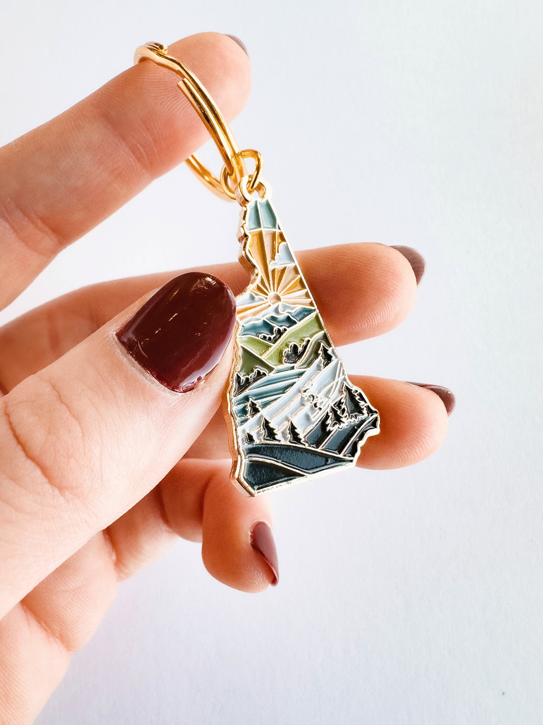New Hampshire Soft Enamel Keychain | New Hampshire Outline Key Ring | Illustrated State Keychain 1.5&quot;