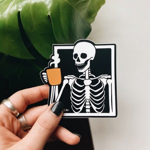 Skeleton Drinking Coffee Langlebiger Aufkleber | Hochwertiger Autoaufkleber | Laptop Aufkleber | Wasserflasche Aufkleber | 3&quot;