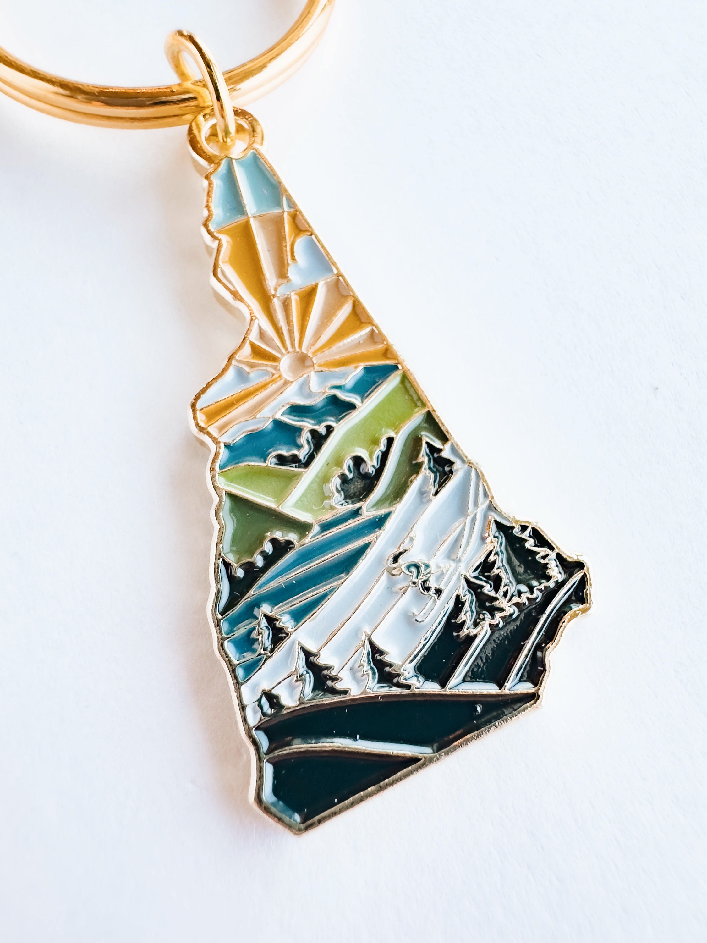 New Hampshire Soft Enamel Keychain | New Hampshire Outline Key Ring | Illustrated State Keychain 1.5&quot;