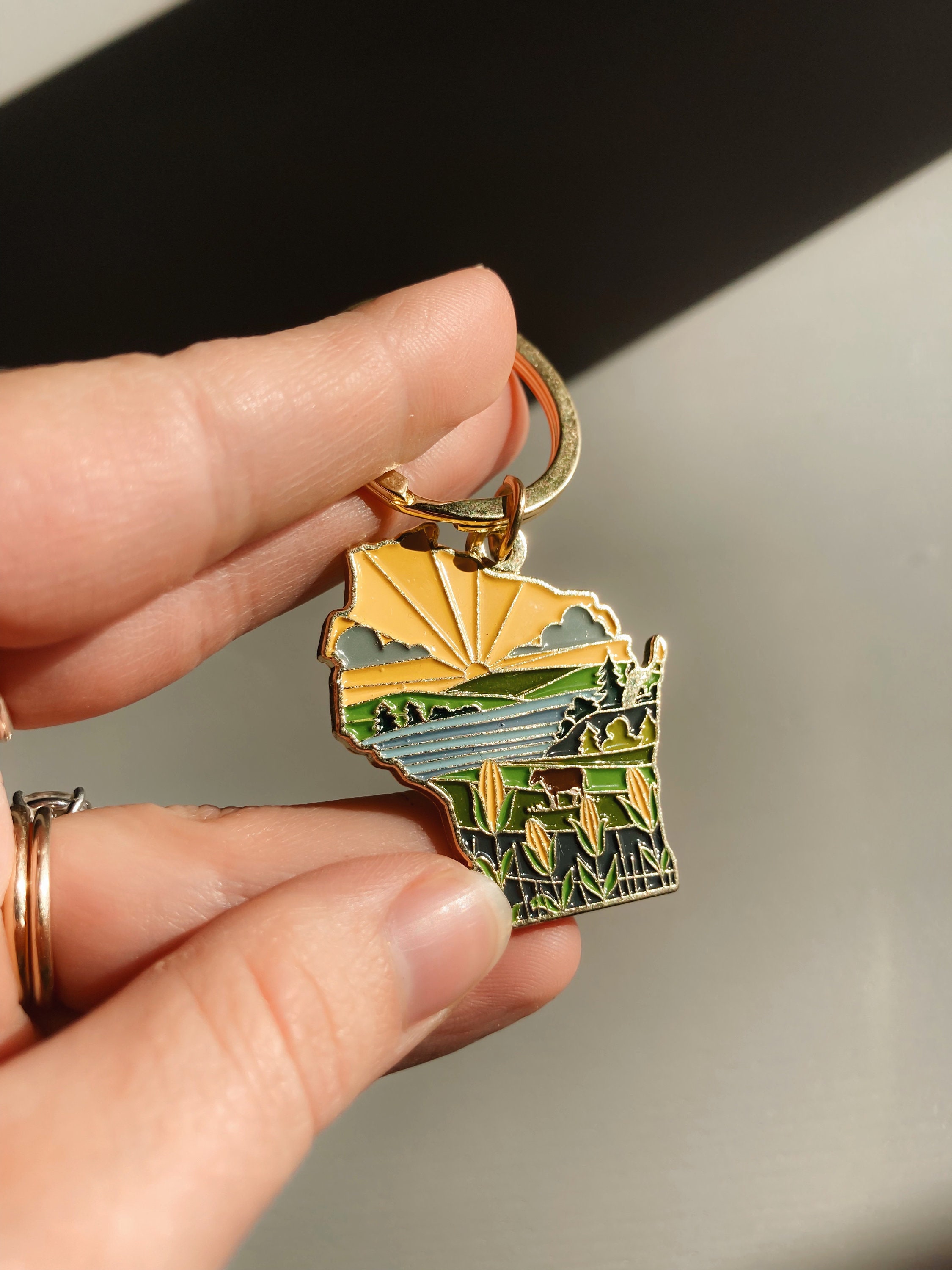 Wisconsin Soft Enamel Keychain 1.5&quot; | Wisconsin Outline Key Ring | Illustrated State Keychain