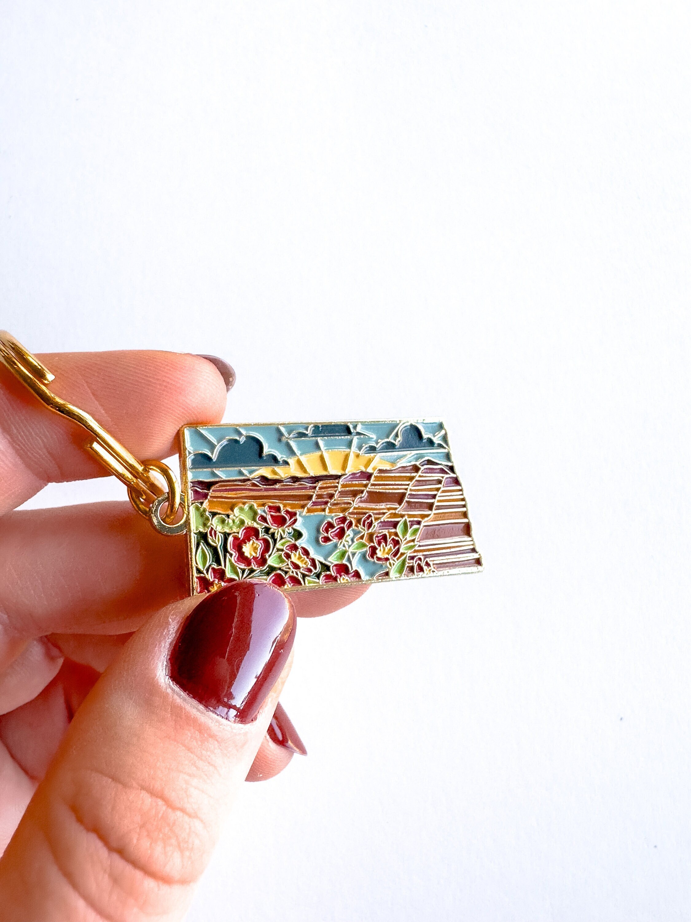 North Dakota Soft Enamel Keychain | North Dakota Outline Key Ring | Illustrated State Keychain 1.5&quot;