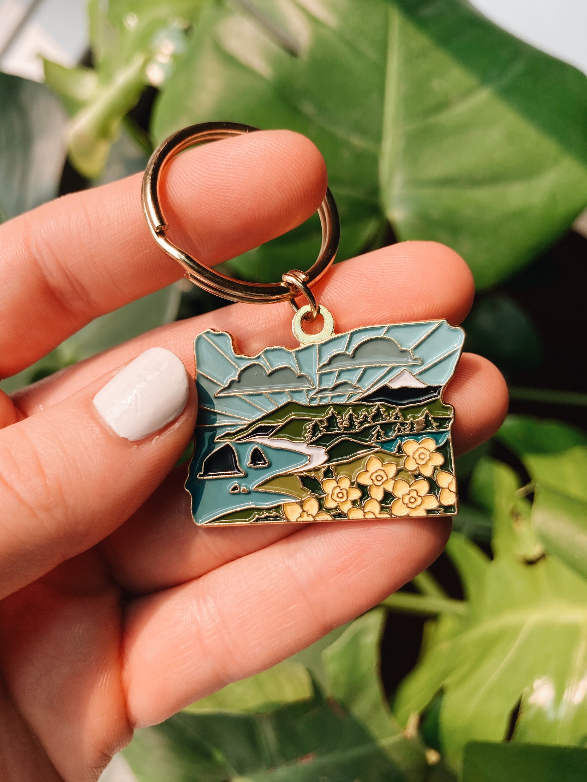 Oregon Gold Enamel Keychain | Oregon Outline Key Ring | Soft Enamel Illustrated State Keychain 1.5&quot;