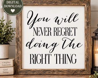 Könnte beinhalten: Ein quadratisches Holzschild mit einem dunkelbraunen Rahmen und weißem Hintergrund, das den schwarzen Text zeigt: You will NEVER REGRET doing The RIGHT THING. Ein kreisförmiges Abzeichen in der oberen linken Ecke enthält den Text DIGITAL DOWNLOAD und ein Herzsymbol.