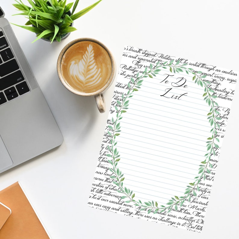 Op de afbeelding: Een printbare to-do lijst met een groene bladrand. De tekst "To Do List" is geschreven in cursief.