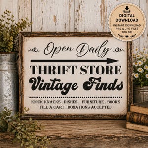 Op de afbeelding: Een houten lijst met de tekst "Open Daily THRIFT STORE Vintage Finds." Het bord vermeldt ook "Knick Knacks, Dishes, Furniture, Books" en "Fill a Cart, Donations Accepted." Een digitale downloadbadge staat in de rechterbovenhoek.