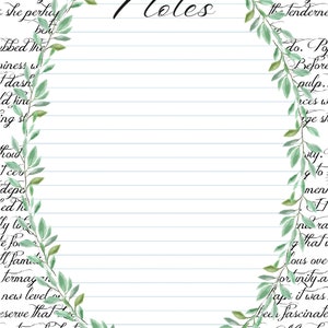 Op de afbeelding: Een gelinieerd notitieboek met een groene bladrand. Het woord "Notes" staat in cursief bovenaan de pagina. Het notitieboek is perfect om notities te maken, idee&euml;n op te schrijven of te journalen.