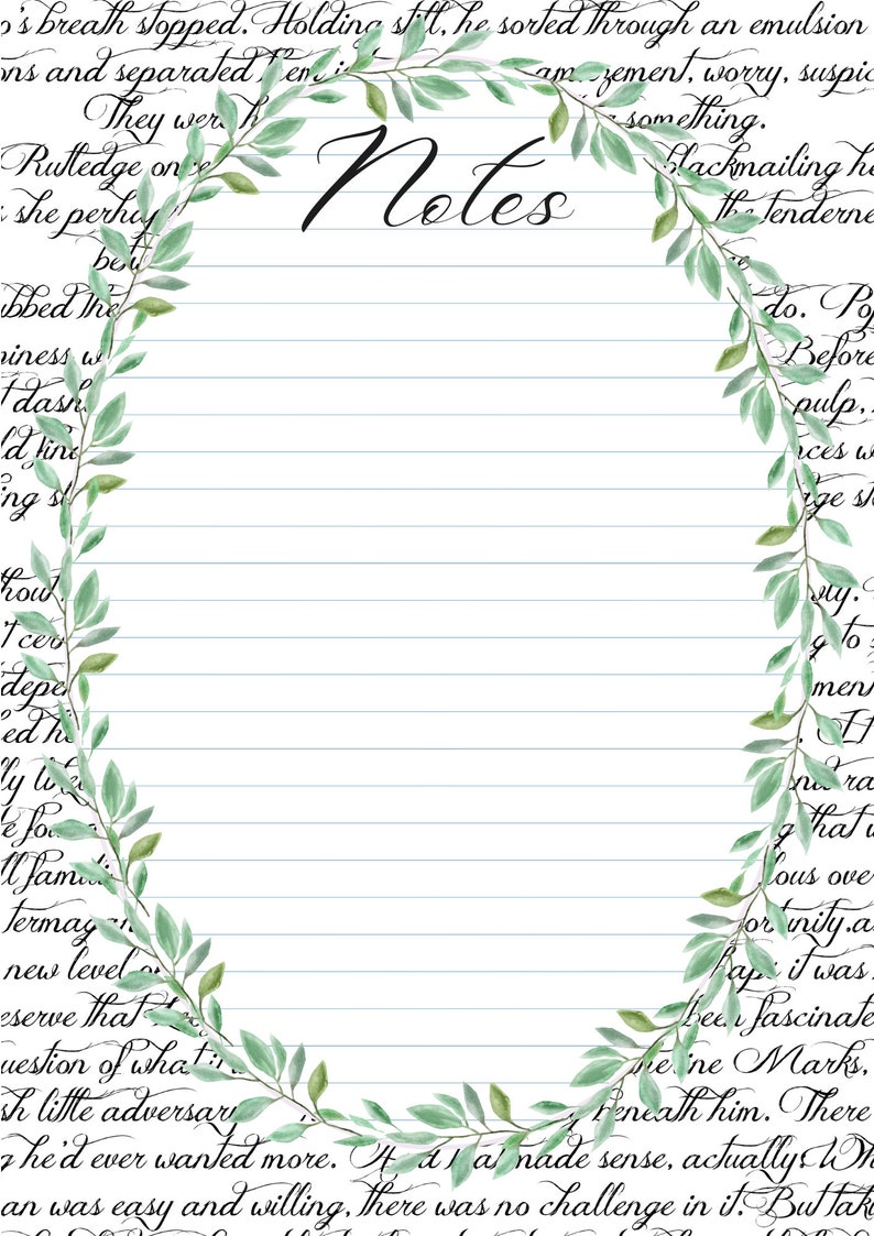Op de afbeelding: Een gelinieerd notitieboek met een groene bladrand. Het woord "Notes" staat in cursief bovenaan de pagina. Het notitieboek is perfect om notities te maken, idee&euml;n op te schrijven of te journalen.