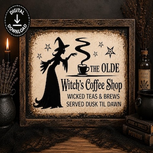 Pode incluir: Uma placa retangular emoldurada com fundo creme desgastado e texto preto lendo The Olde Witch's Coffee Shop, Wicked Teas & Brews Served Dusk Til Dawn. Uma silhueta preta de uma bruxa está ao lado de uma xícara de café fumegante e estrelas.