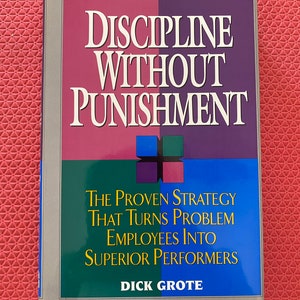 Puede incluir: Un libro titulado "DISCIPLINE WITHOUT PUNISHMENT" de Dick Grote. La portada presenta un diseño de bloques de color con el título en letras blancas grandes. El subtítulo dice: "THE PROVEN STRATEGY THAT TURNS PROBLEM EMPLOYEES INTO SUPERIOR PERFORMERS."