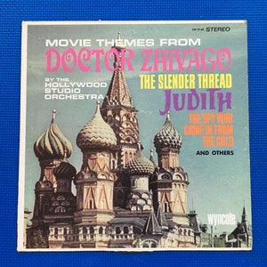 Puede incluir: Funda de álbum de vinilo vintage con una colorida ilustración de la Catedral de San Basilio. El álbum se titula "Movie Themes From Doctor Zhivago" de The Hollywood Studio Orchestra. También se enumeran otros títulos de películas.