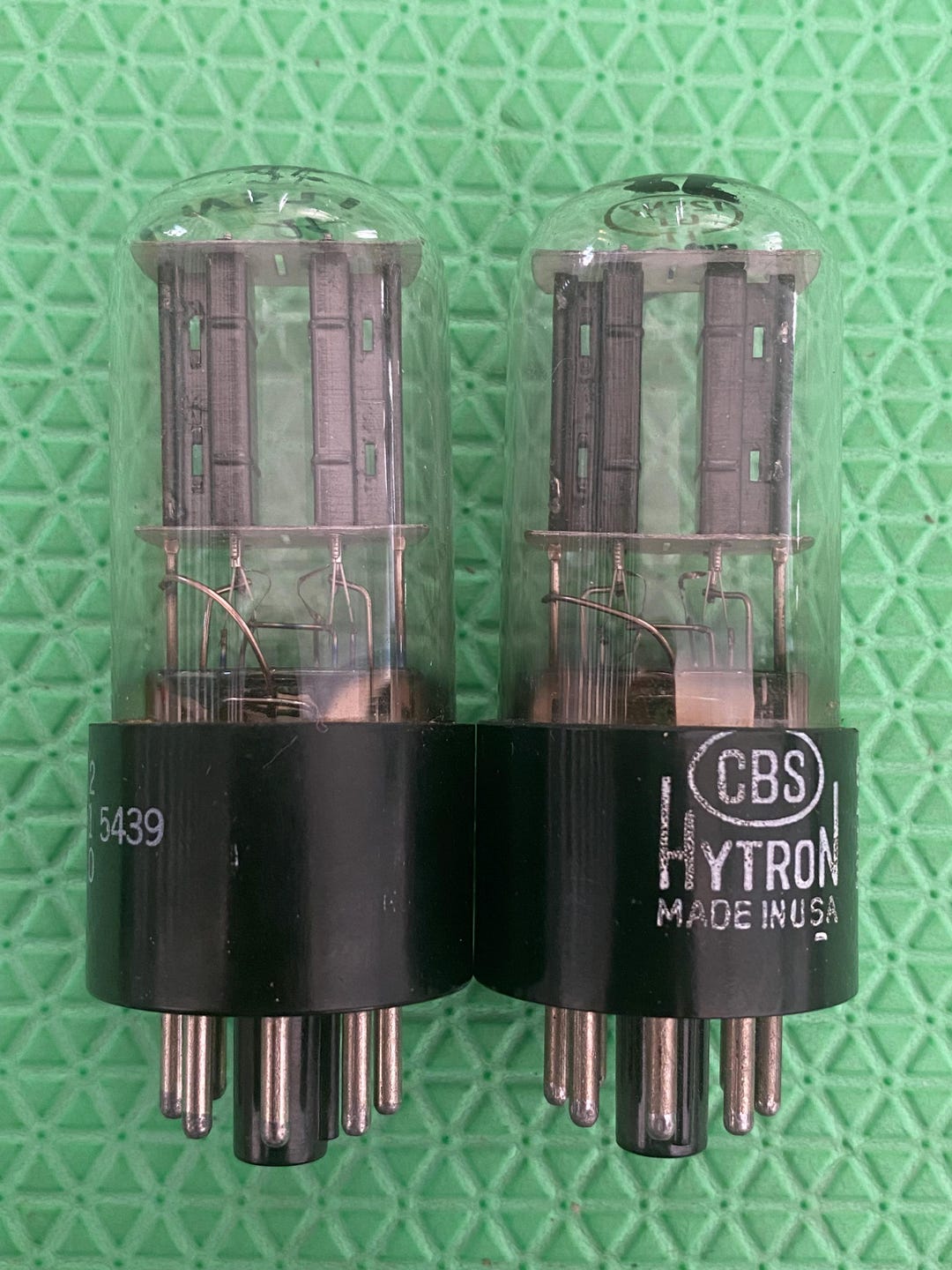 Par combinado de tubos de vacío CBS Hytron 12SN7 y 12SN7GT con placas ...