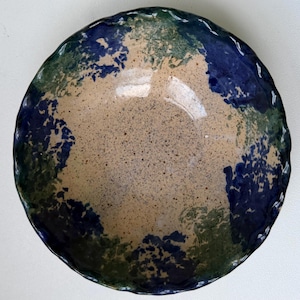 Könnte beinhalten: Rustikales Holzschild mit dem weißen Schriftzug "Welcome to our home". Das Schild hat eine Used-Optik und ein schlichtes, einladendes Design, ideal für eine Veranda oder einen Eingangsbereich.