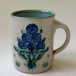 Taza vintage de cerámica M. A. Hadley, hecha a mano en Kentucky, con diseño de ramo de arándanos - CT