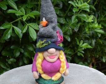 Gnome de laine, Gnome de dame feutrée, Dame de la forêt de feutre, Butineuse, Gnome des bois, Sculpture de laine, Abeille, Jardinier, Gnome artisanal, Gnome femelle