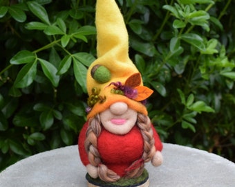 Gnome de laine, Tomte de laine, Gnome dame, Gnome femelle, gland, automne, butineuse, feuilles d’automne