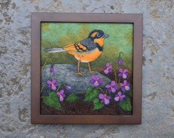 Peinture de laine, image de laine, art de laine, grive variée, art d’oiseau, paysage de feutre, peinture d’art de fibre, violettes, ressort, jardin