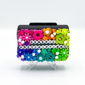 Regenbogen &#39;Generic Predictions&#39; Pill Organizer: Lustiges sarkastisches wöchentliches 7 Tage magnetisches Pillengehäuse