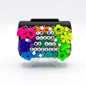 Regenbogen &#39;In Da Clerb, We All Stressed&#39; Pill Organizer: Lustiges sarkastisches wöchentliches 7 Tage magnetisches Pillengehäuse