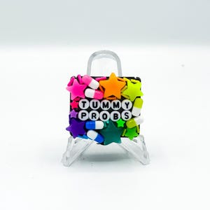 Regenbogen &#39;Tummy Probs&#39; Pillendose: Lustige sarkastisches Pillendose