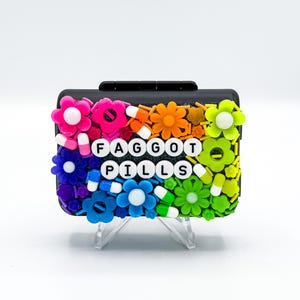 Regenbogen &#39;F@ggot Pills&#39; Pillendose: Lustige sarkastische wöchentliche 7 Tage magnetische Pillendose