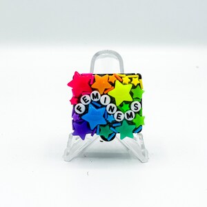 Regenbogen &#39;Feminems&#39; Pill Organizer: Lustige sarkastische verblendete Pillendose