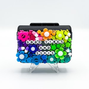 Regenbogen &#39;Good Vibes and SSRIs&#39; Pillenorganizer: Lustiges sarkastisches wöchentliches 7 Tage magnetisches Pillenetui