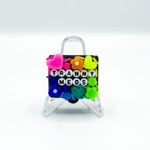 Regenbogen &#39;Tr@nny Meds&#39; Pillendose: Lustige sarkastische verblendete Pillendose