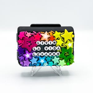 Regenbogen &#39;Livin La Vida Lexapro&#39; Pillendose: Lustige sarkastische wöchentliche 7 Tage magnetische Pillendose