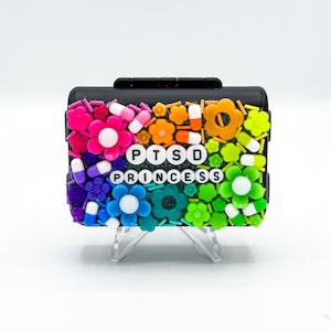 Regenbogen &#39;PTSD Prinzessin&#39; Pillen Organizer: Lustige sarkastische wöchentliche 7 Tage magnetische Pillendose