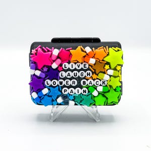 &#39;Lebe, lache, untere Rückenschmerzen&#39; Pillenhalter: Lustige sarkastische wöchentliche 7 Tage magnetische Pillendose