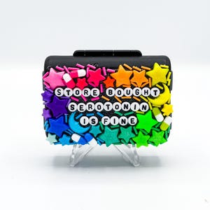 Regenbogen &#39;Store Gekauft Serotonin ist in Ordnung&#39; Pillenhalter: Lustiges sarkastisches wöchentliches 7 Tage magnetisches Pillenetui