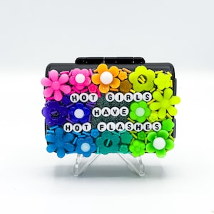 Regenbogen &#39;Hot Girls Have Hitzewallungen&#39; Pillenhalter: Lustiges sarkastisches wöchentliches 7 Tage magnetisches Pillengehäuse