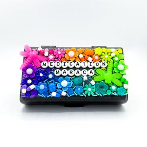 Regenbogen &#39;Medikamente Maraca&#39; Pillenorganizer: Lustig sarkastisch zweimal am Tag 2x täglich wöchentlich zweiwöchentlich Pillendose