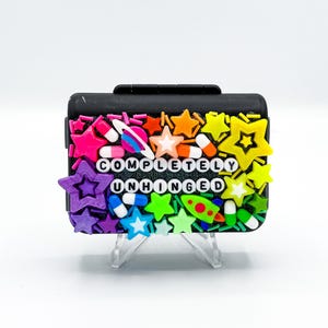 Regenbogen &#39;Komplett Unhinged&#39; Pillenhalter: Lustige sarkastische wöchentliche 7 Tage magnetische Pillendose