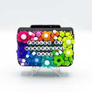 Regenbogen &#39;Fueled by Menopausal Rage&#39; Pillendose: Lustige sarkastische wöchentliche 7 Tage magnetische Pillendose